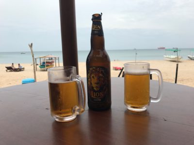 Cervezas en la playa de Uppuveli